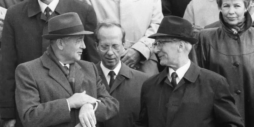 The clock is ticking Erich Gorbachev with Honecker It had been twentyfour - фото 13