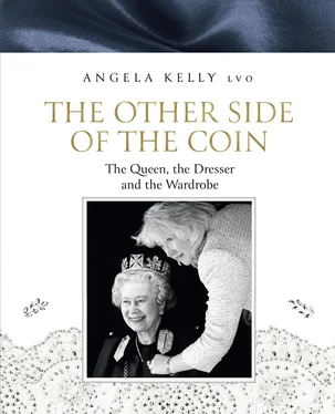 Angela Kelly The Other Side of the Coin: The Queen, the Dresser and the Wardrobe обложка книги
