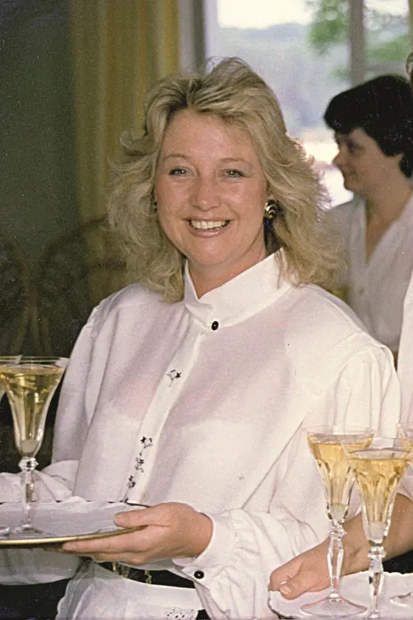 Service with a smile Berlin 1992 October soon came around and the Royal - фото 5
