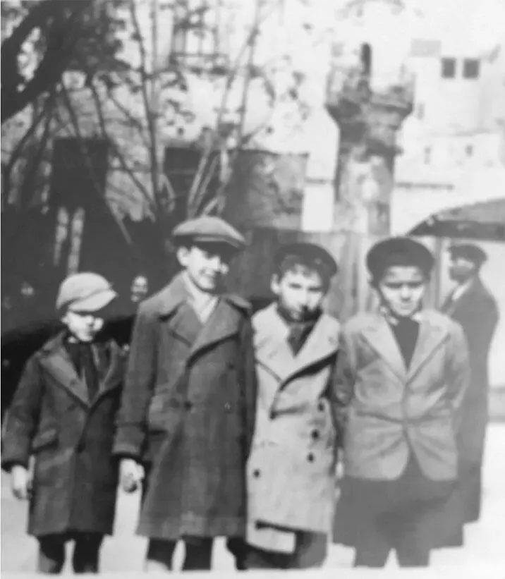 СанПульшери Владимир Козловский второй слева 1940 г Кстати эта школа - фото 21