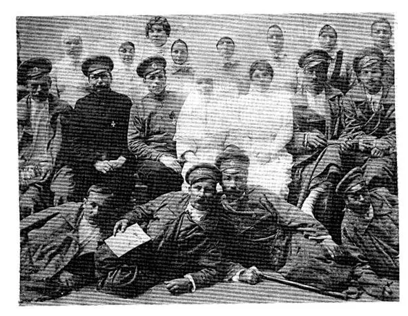 Григорий Хандин в полевом госпитале 1й ряд 2й спр Маньчжурия 1905 Дед - фото 3