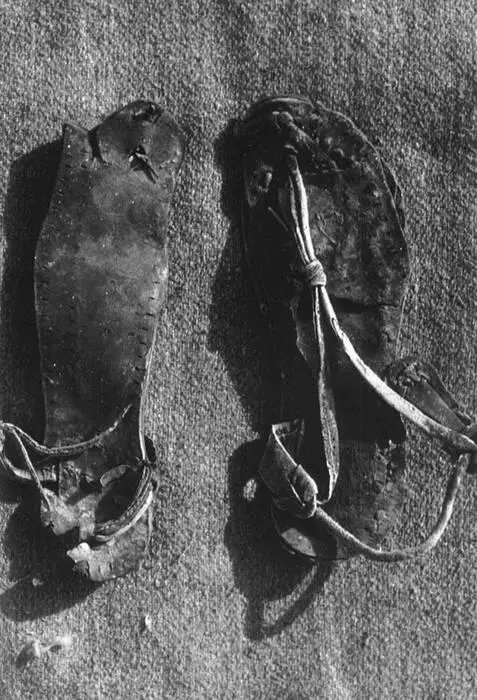 Рис 79 Женские сандалии периода восстания найденные на территории Масады - фото 79