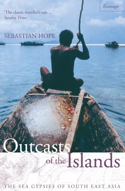 Sebastian Hope Outcasts of the Islands: The Sea Gypsies of South East Asia обложка книги