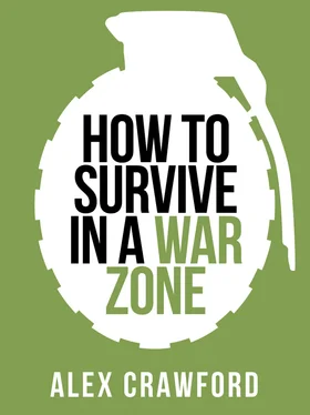 Alex Crawford How to Survive in a War Zone обложка книги