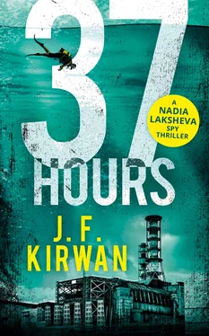 J.F. Kirwan 37 Hours обложка книги