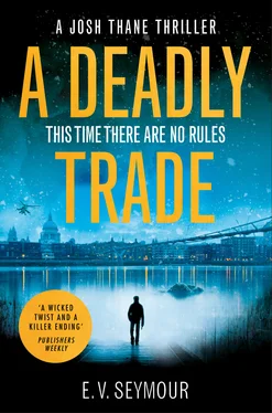 E. Seymour A Deadly Trade: A gripping espionage thriller обложка книги