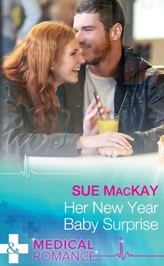 Sue MacKay Her New Year Baby Surprise обложка книги