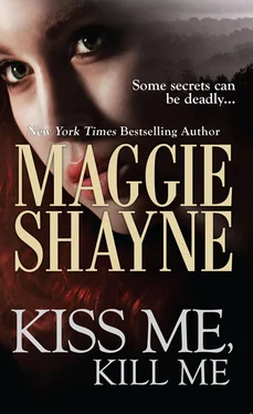 Maggie Shayne Kiss Me, Kill Me обложка книги