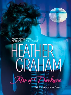 Heather Graham Kiss Of Darkness обложка книги