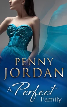 PENNY JORDAN A Perfect Family обложка книги