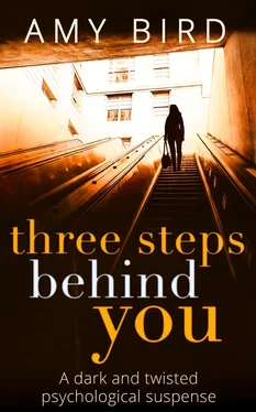 Amy Bird Three Steps Behind You обложка книги