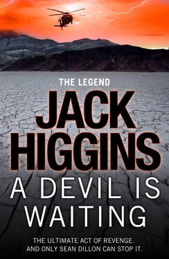 Jack Higgins A Devil is Waiting обложка книги