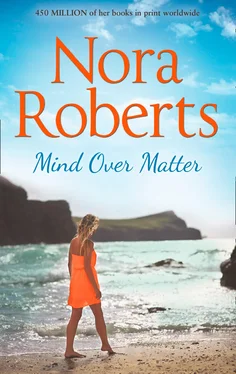 Nora Roberts Mind Over Matter: the classic story from the queen of romance that you won’t be able to put down обложка книги