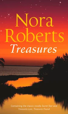 Nora Roberts Treasures Lost, Treasures Found: the classic story from the queen of romance that you won’t be able to put down обложка книги