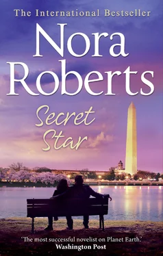 Nora Roberts Secret Star: the classic story from the queen of romance that you won’t be able to put down обложка книги