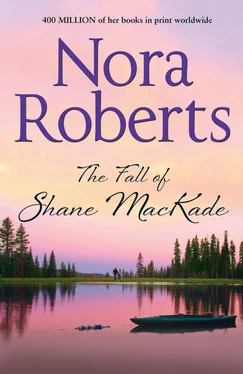 Nora Roberts The Fall Of Shane MacKade: the classic story from the queen of romance that you won’t be able to put down обложка книги