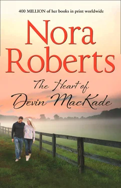 Nora Roberts The Heart Of Devin MacKade: the classic story from the queen of romance that you won’t be able to put down обложка книги