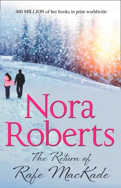 Nora Roberts The Return Of Rafe MacKade: the classic story from the queen of romance that you won’t be able to put down обложка книги