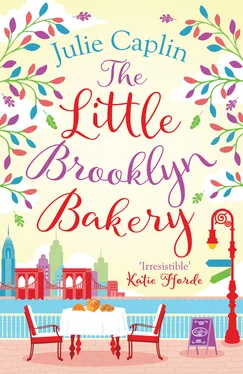 Julie Caplin The Little Brooklyn Bakery: A heartwarming feel good novel full of cakes and romance! обложка книги