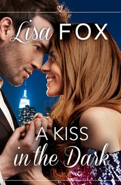 Lisa Fox A Kiss in the Dark: HarperImpulse Contemporary Romance обложка книги