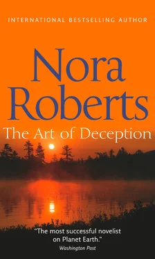 Nora Roberts The Art Of Deception: the classic story from the queen of romance that you won’t be able to put down обложка книги