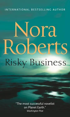 Nora Roberts Risky Business: the classic story from the queen of romance that you won’t be able to put down обложка книги