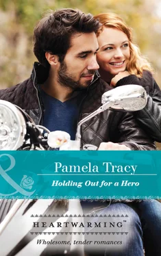 Pamela Tracy Holding Out For A Hero обложка книги