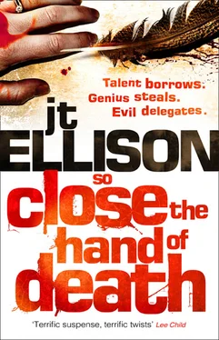 J.T. Ellison So Close the Hand of Death обложка книги