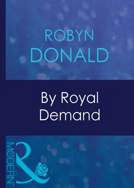 Robyn Donald By Royal Demand обложка книги
