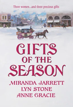 Lyn Stone Gifts of the Season: A Gift Most Rare / Christmas Charade / The Virtuous Widow обложка книги