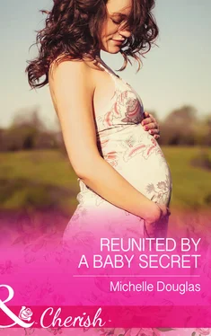 Michelle Douglas Reunited by a Baby Secret обложка книги