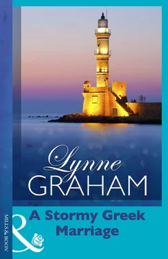 LYNNE GRAHAM A Stormy Greek Marriage обложка книги