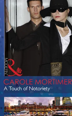 Carole Mortimer A Touch of Notoriety обложка книги