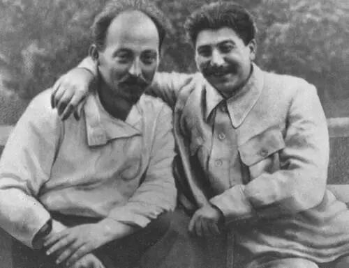Феликс Дзержинский и Иосиф Сталин 1920е гг Поэтыимажинисты с кем - фото 31