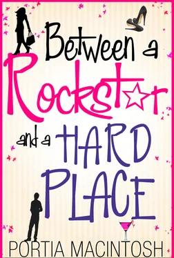 Portia MacIntosh Between A Rockstar And A Hard Place обложка книги