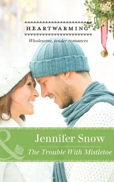 Jennifer Snow The Trouble with Mistletoe обложка книги