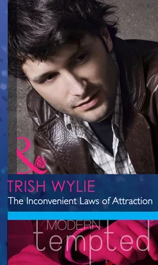 Trish Wylie The Inconvenient Laws of Attraction обложка книги