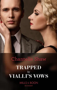 Chantelle Shaw Trapped By Vialli's Vows обложка книги