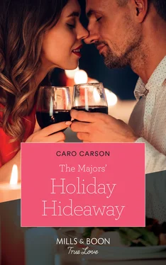 Caro Carson The Majors' Holiday Hideaway обложка книги