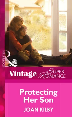 Joan Kilby Protecting Her Son обложка книги