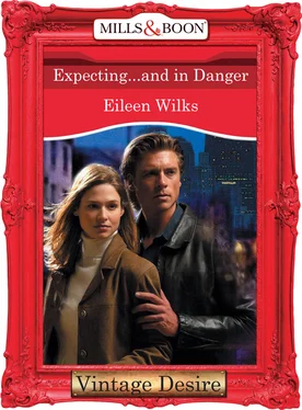 Eileen Wilks Expecting...And In Danger обложка книги