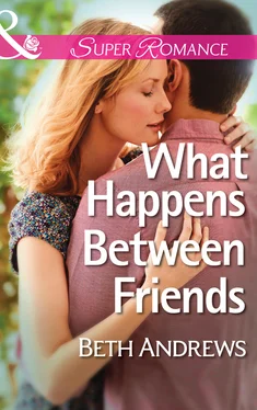 Beth Andrews What Happens Between Friends обложка книги