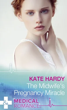 Kate Hardy The Midwife's Pregnancy Miracle обложка книги