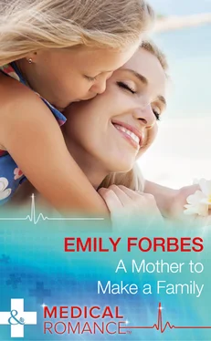 Emily Forbes A Mother To Make A Family обложка книги