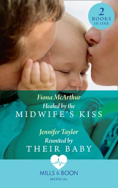 Fiona McArthur Healed By The Midwife's Kiss: Healed by the Midwife's Kiss обложка книги