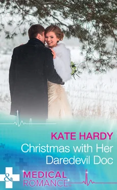 Kate Hardy Christmas With Her Daredevil Doc обложка книги