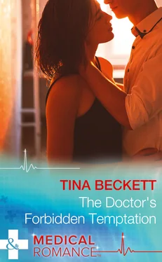 Tina Beckett The Doctor's Forbidden Temptation обложка книги