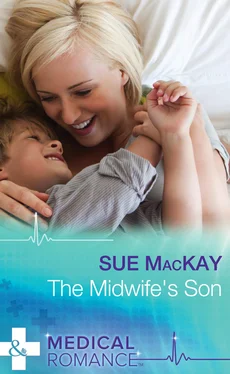 Sue MacKay The Midwife's Son обложка книги