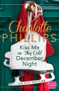 Charlotte Phillips Kiss Me on This Cold December Night: обложка книги