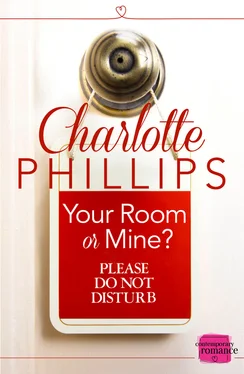 Charlotte Phillips Your Room or Mine?: обложка книги